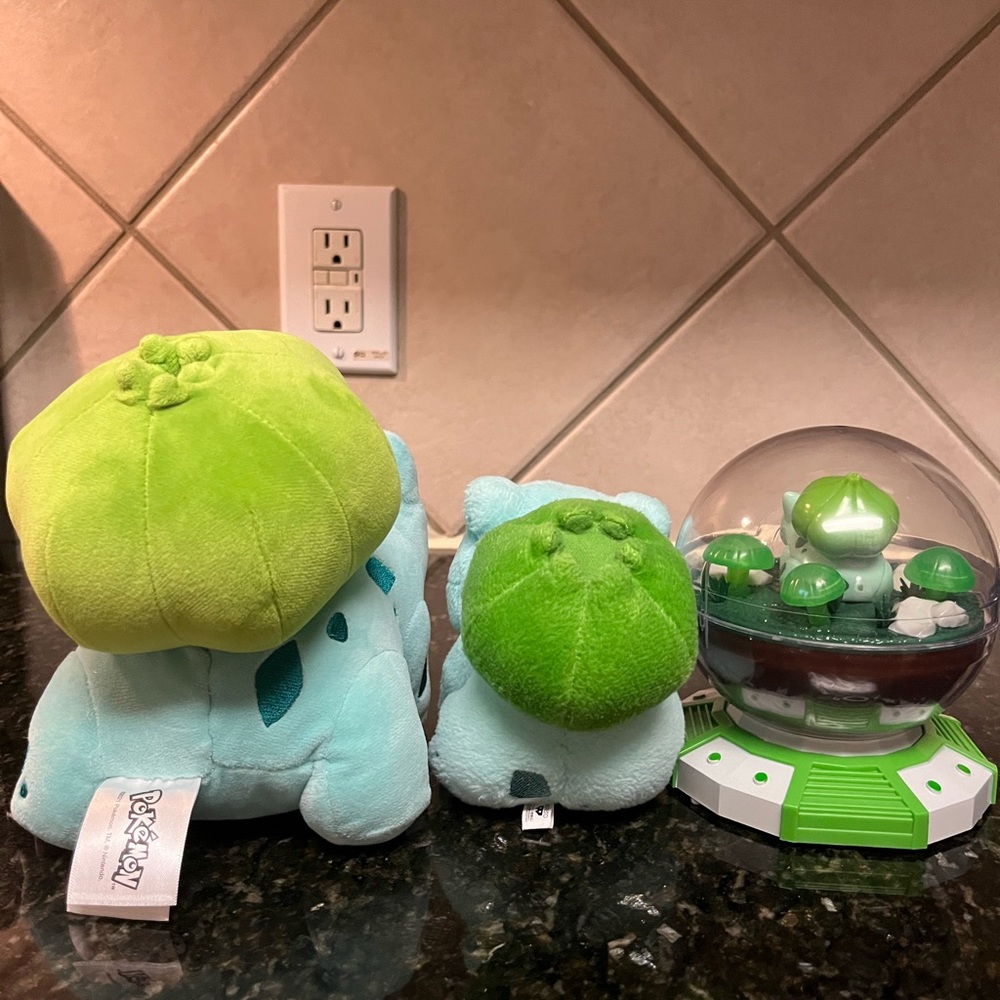 Bulbasaur Plush and Figure Set NWOT Pokémon - Picture 3 of 4